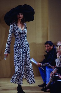 932908715_donna-karan-ss-1993(7).thumb.jpg.0562443f9346b963c122a3be06dab479.jpg