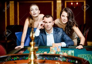 17824585-homme-avec-deux-femmes-jouant-à-la-roulette-au-casino-la-dépendance-à-l-jeu- (1).jpg