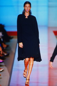 938481668_valentino-hc-fw-1999(11).thumb.jpg.7f29fc6392901b52a904a92bf5984c06.jpg