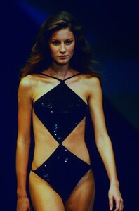 951013707_givenchy-ss-1999(9).thumb.jpg.13bb47ff4c1dba7bd2c9955304c14b3b.jpg