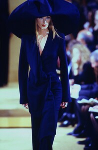 970990289_donna-karan-ss-1993(8).thumb.jpg.2d7cfba3001da01d6ee9af4e210af01d.jpg