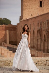 ADALYN-ML17366-STRAPLESS-SWEETHEART-NECKLINE-FULL-LENGTH-LACE-AND-TULLE-GOWN-WITH-ILLUSION-BODICE-AND-ZIP-CLOSURE-WEDDING-DRESS-MADI-LANE-BRIDAL3.thumb.jpg.bd39cecca858ba3e0ddaf7c933362836.jpg