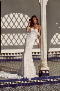 ANDIE-ML17655-FULL-LACE-FITTED-GOWN-WITH-SWEETHEART-NECKLINE-AND-DETACHABLE-OFF-SHOULDER-STRAPS-WEDDING-DRESS-MADI-LANE-BRIDAL2.jpg
