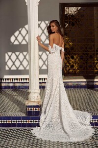 ANDIE-ML17655-FULL-LACE-FITTED-GOWN-WITH-SWEETHEART-NECKLINE-AND-DETACHABLE-OFF-SHOULDER-STRAPS-WEDDING-DRESS-MADI-LANE-BRIDAL3.jpg