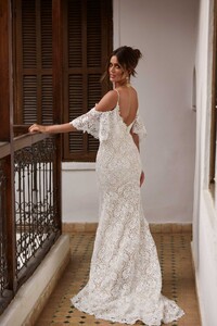 ARWEN-ML17488-FULL-LACE-FITTED-GOWN-WITH-SPAGHETTI-STRAPS-AND-DETACHABLE-OFF-SHOULDER-FLUTTER-SLEEVES-WEDDING-DRESS-MADI-LANE-BRIDAL3.thumb.jpg.32850fb615f3bb4a18c58db27505bdc2.jpg