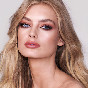 CharlotteDarling_PDP_Model.thumb.jpg.0319413acd662cce5603f123a5c8f813.jpg
