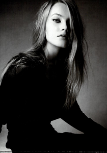 Demarchelier_Vogue_Italia_February_2005_02.thumb.png.89e5214db82dfadea5d8a08c0f73f8a2.png