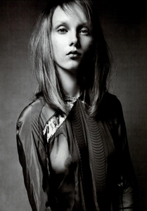 Demarchelier_Vogue_Italia_February_2005_04.thumb.png.a37aac069c94d0ba85faaf9c75b5c6e7.png