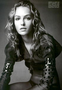 Demarchelier_Vogue_Italia_February_2005_05.thumb.png.49767c3e5ecaeba1a6acacf8493c7730.png