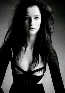 Demarchelier_Vogue_Italia_February_2005_06.thumb.png.65a5bb6842b7fe88b17d83c80c90d091.png