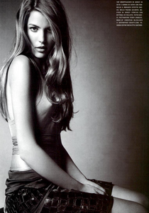Demarchelier_Vogue_Italia_February_2005_07.thumb.png.73f33d3700b3f23727768ede33681ac5.png