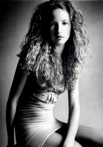 Demarchelier_Vogue_Italia_February_2005_08.thumb.png.fb007270bc953b0bbce10d5c88366417.png