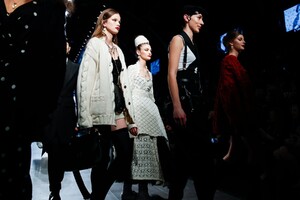 Dolce-Gabbana-RTW-FW20-Milan-22611-1582468084.thumb.jpg.5e8a7a3d6a455249ff5795ca58111040.jpg