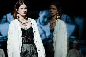 Dolce-Gabbana-RTW-FW20-Milan-43273-1582467926.thumb.jpg.e0bb25c219029264665f72906006b01f.jpg
