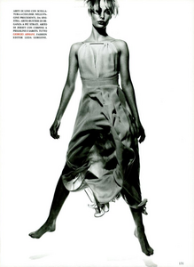 Forme_Comte_Vogue_Italia_April_1994_04.thumb.png.b2821044e709a82b1e42aa59bea43920.png