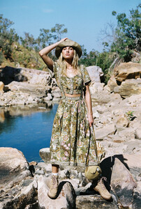 HR-Jungle-CroppedTop-MidiSkirt-Khaki-megan_spell_10b.jpg