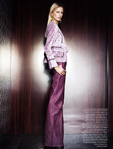 KarolinaKurkova-VogueUK030206-RaymondMeier.jpg