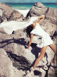 Kudacki_Vogue_Spain_July_2011_05.thumb.jpg.b1b06d2db1cbf8d087620a889fedc4d7.jpg