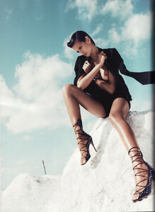 Kudacki_Vogue_Spain_May_2011_09.thumb.jpg.81753843b26464bd9b75d429e5207849.jpg