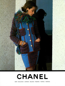 Lagerfeld_Chanel_Fall_Winter_91_92_01.thumb.png.d0722b7a5815b65fa5d4f535d5e998e6.png