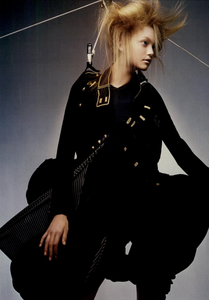 McDean_Vogue_Italia_February_2005_06.thumb.png.635ebae8ce4fff79ef639ac593553b7d.png