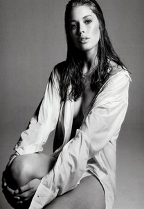 Meisel_Vogue_Italia_February_2005_12.thumb.png.109baabdef20f13e364c1a9ee3b6f492.png