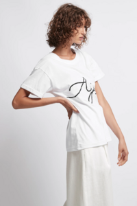 S67-AJ18081_Aje_Tee_Ribbon_Logo_White-20042-AJE-4L-1592.jpg