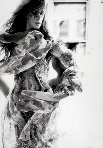 Sednaoui_Vogue_Italia_February_2005_02.thumb.png.2d33961cfc64ff1e6b47875fab9dffd8.png