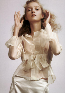 Slijper_Vogue_Italia_February_2005_10.thumb.png.c961631718397920180ea3e9fa20e6d1.png