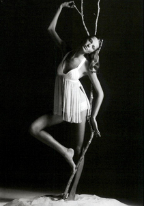 Sorrenti_Vogue_Italia_February_2005_01.thumb.png.62503391b3d17c51fde816f0a4413a64.png
