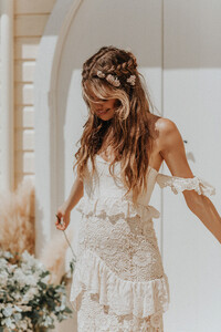 Spell-Bride-18-Isabell-Andreeva-by-Carly-Brown-Photography-bohemian-wedding-gowns-Byron-Bay-23-1.jpg