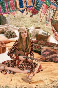 Spell-and-the-Gypsy-Collective-Festival-17-Collection-muse-Annalise-McLachlan-by-Ming-Nomgchong18.jpg