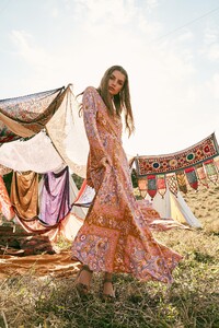 Spell-and-the-Gypsy-Collective-Festival-17-Collection-muse-Annalise-McLachlan-by-Ming-Nomgchong26.jpg