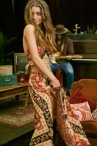 Spell-and-the-Gypsy-Collective-Festival-17-Collection-muse-Annalise-McLachlan-by-Ming-Nomgchong30.jpg