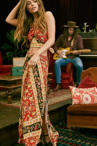 Spell-and-the-Gypsy-Collective-Festival-17-Collection-muse-Annalise-McLachlan-by-Ming-Nomgchong31.jpg