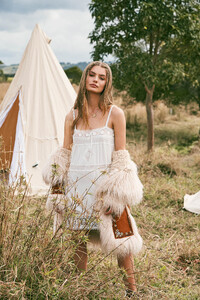 Spell-and-the-Gypsy-Collective-Festival-17-Collection-muse-Annalise-McLachlan-by-Ming-Nomgchong53.jpg