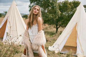 Spell-and-the-Gypsy-Collective-Festival-17-Collection-muse-Annalise-McLachlan-by-Ming-Nomgchong55.jpg