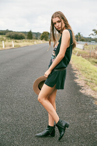 Spell-and-the-Gypsy-Collective-Festival-17-Collection-muse-Annalise-McLachlan-by-Ming-Nomgchong60.jpg