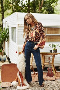 Spell-and-the-Gypsy-Collective-Festival-17-Collection-muse-Annalise-McLachlan-by-Ming-Nomgchong62.jpg