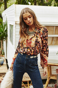 Spell-and-the-Gypsy-Collective-Festival-17-Collection-muse-Annalise-McLachlan-by-Ming-Nomgchong64.jpg