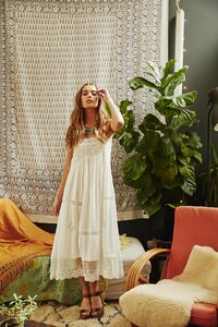 Spell-and-the-Gypsy-Collective-Festival-17-Collection-muse-Annalise-McLachlan-by-Ming-Nomgchong91.jpg