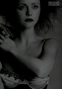 Vadukul_Vogue_Italia_February_2005_04.thumb.png.36142cff6f2d97b744433b21b6a32449.png