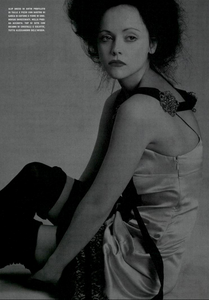 Vadukul_Vogue_Italia_February_2005_05.thumb.png.ec4c2de316457428ec04d1a5615943f4.png