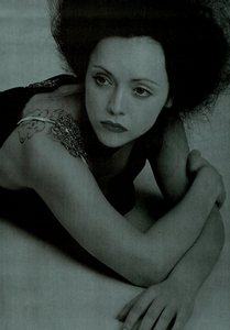 Vadukul_Vogue_Italia_February_2005_08.thumb.png.bfd1ecb8bc5562efab487543d201739f.png