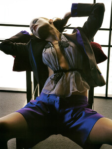 VogueParis_Abril2005_phMarioSorrenti_CarolynMurphy_03.jpg