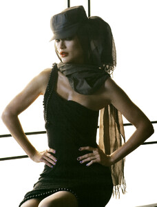 VogueParis_Abril2005_phMarioSorrenti_CarolynMurphy_11.jpg