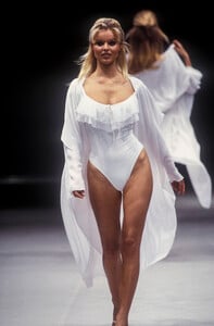 alberta-ferretti-ss-1993-3.thumb.jpg.bb7185898289b8c20561539c96bab363.jpg