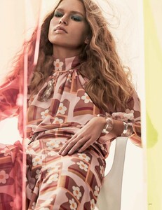 anna-ewers-vogue-magazine-uk-march-2017-issue-3.jpg