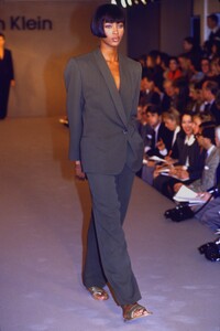 calvin-klein-ss-1990-naomi.thumb.jpg.d6604db4801172ba5ac4416fe8660ee3.jpg