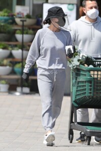 courteney-cox-shopping-at-whole-foods-04-19-2020-0.jpg